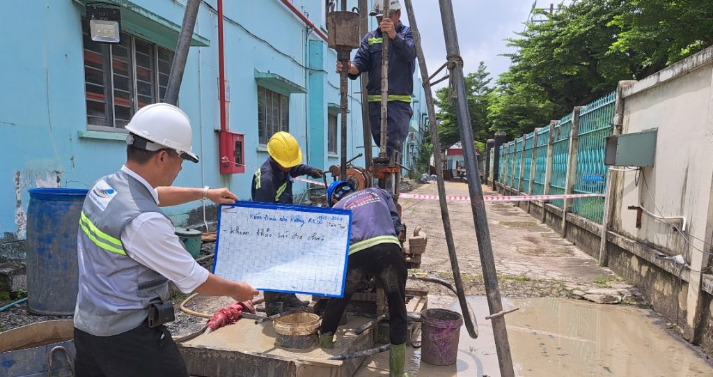 Kỹ sư xây dựng kiểm tra độ ổn định kết cấu cột bê tông tại công trường thực tế