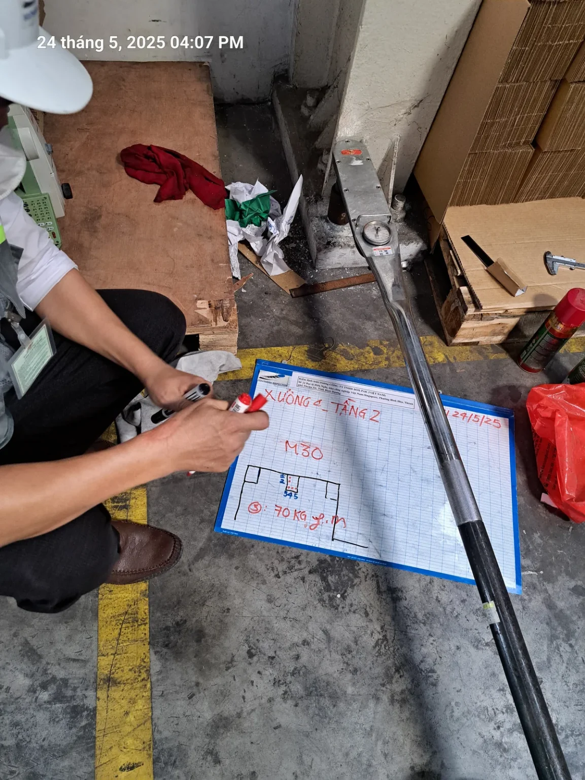 Kỹ sư địa chất đang lấy mẫu đất tại hiện trường trong quy trình khảo sát địa chất công trình