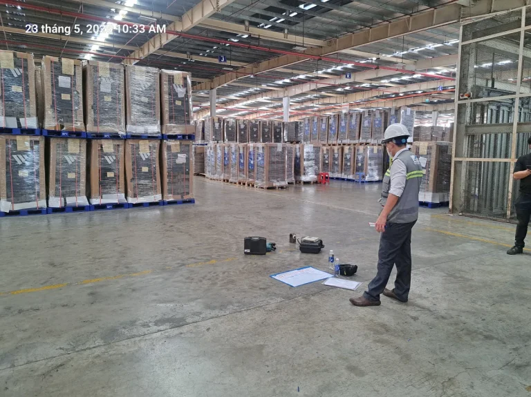 Kỹ sư khảo sát địa chất công trình xây dựng trong nhà xưởng với thiết bị đo đạc.