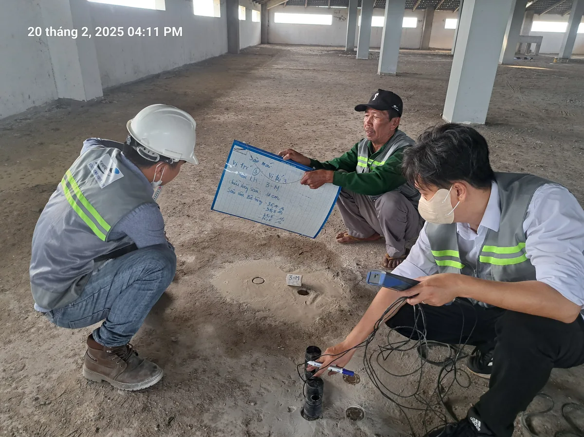 Nhóm kỹ sư thực hiện kiểm định công trình tại hiện trường tại công trình số 14