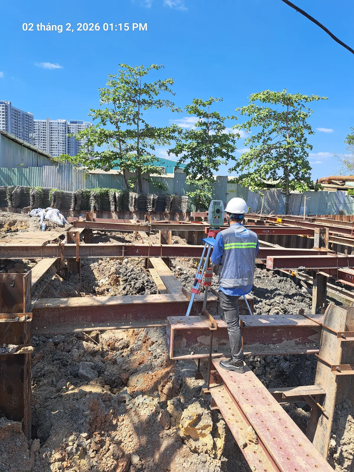 Kỹ sư thực hiện kiểm định công trình tại hiện trường xây dựng tại công trình số 15