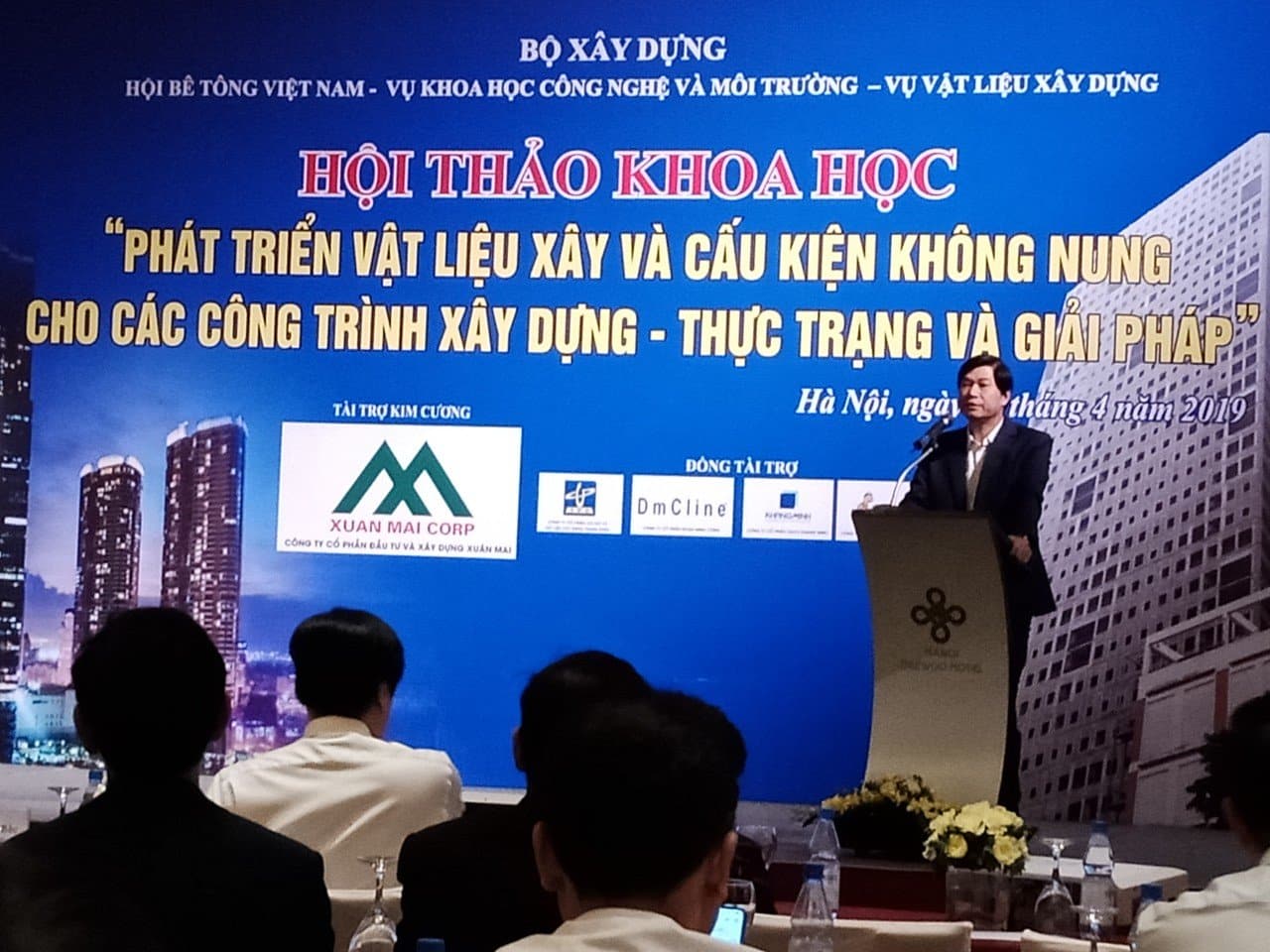 Kỹ sư xây dựng kiểm tra chất lượng công trình theo quy định nghi định 06 trên công trường thực tế