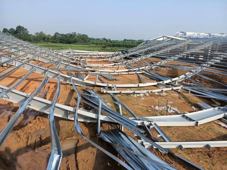 Kỹ sư kiểm tra độ chính xác kết cấu thép tại công trường nhà thép tiền chế