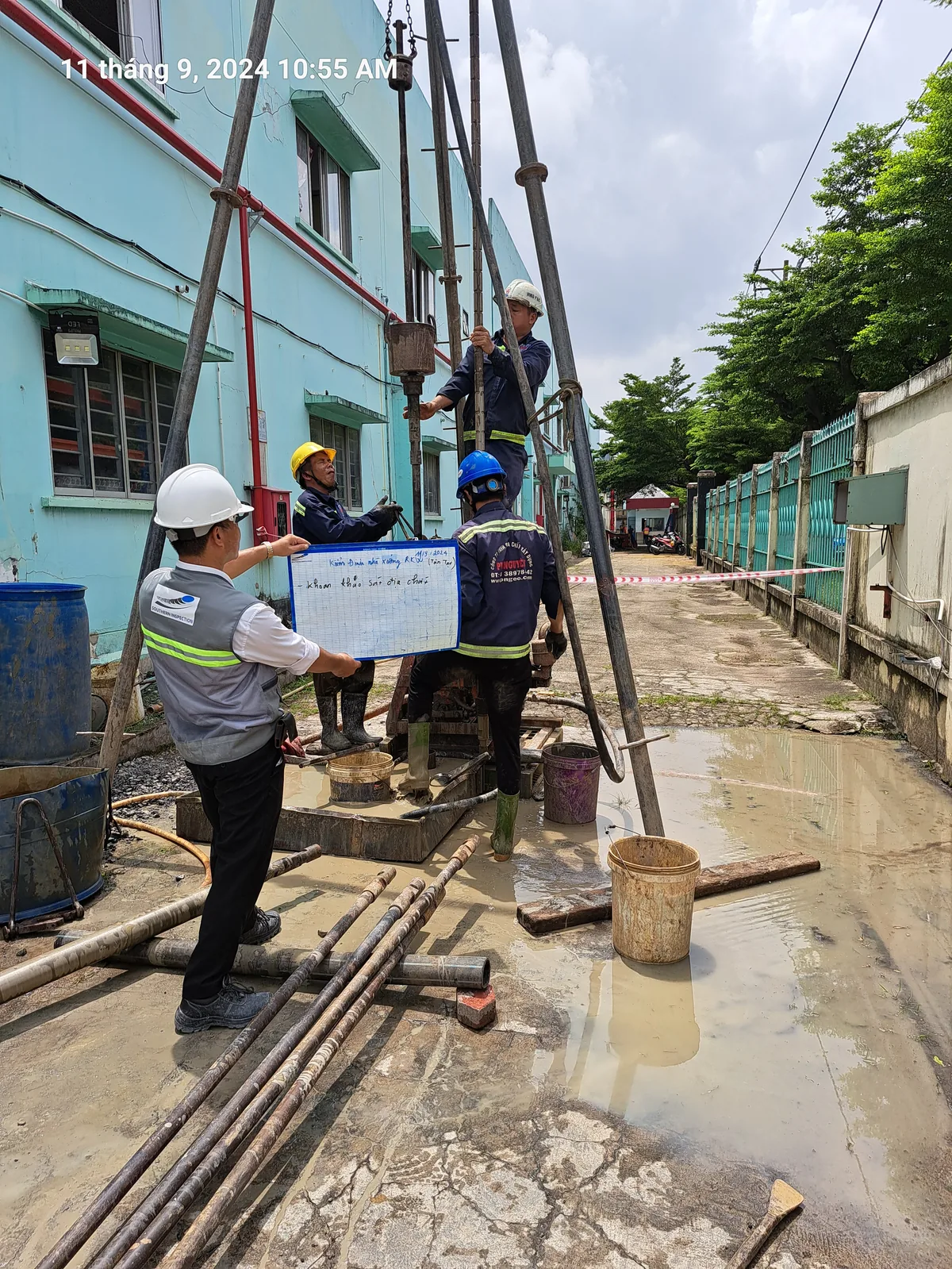Công nhân thi công nền móng nhà thép tiền chế 2026 bằng máy khoan