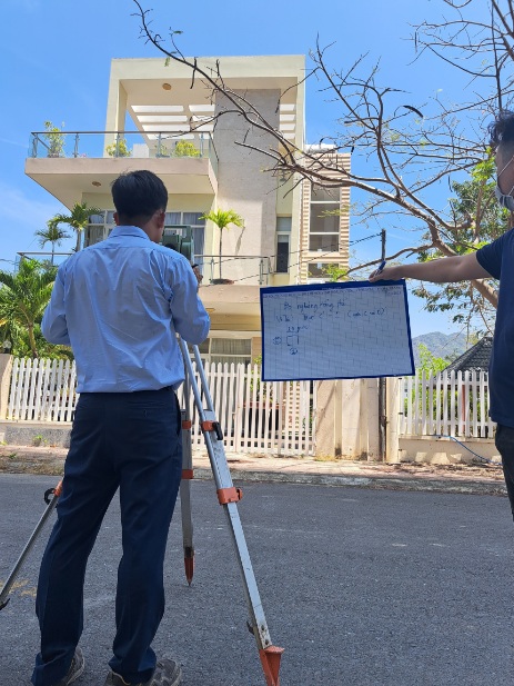 Kỹ sư giám sát thi công nhà xưởng tại hiện trường xây dựng thép tiền chế 2026