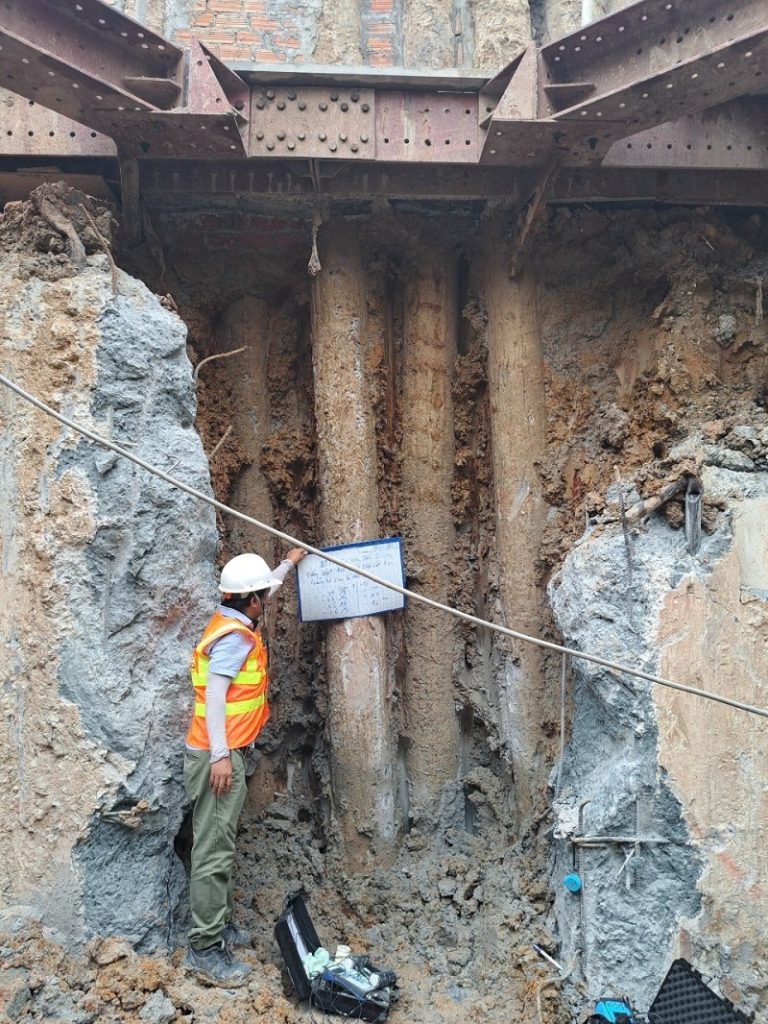 Kỹ sư xây dựng kiểm tra độ bền vật liệu xây tại công trường thực tế năm 2026