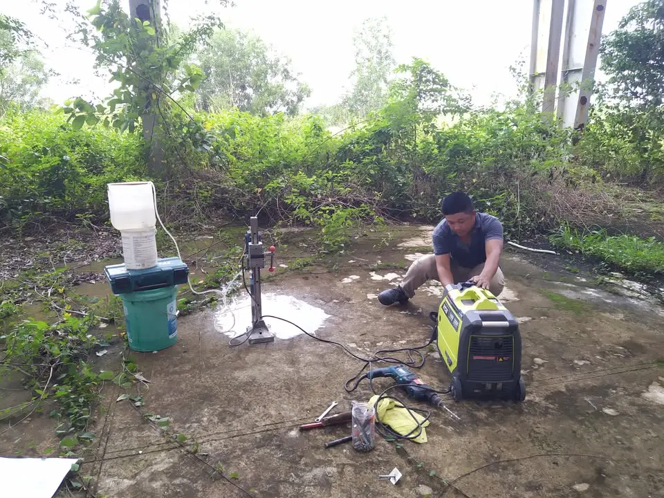 Kỹ sư kiểm tra chứng nhận chất lượng vật liệu xây tại công trường theo quy chuẩn pháp lý
