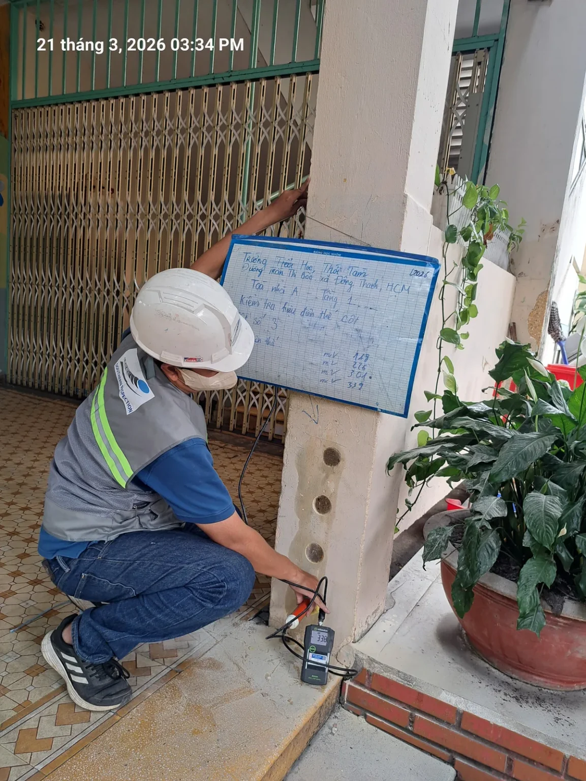Chuyên gia kiểm tra vật liệu xây bê tông cột công trình 2026
